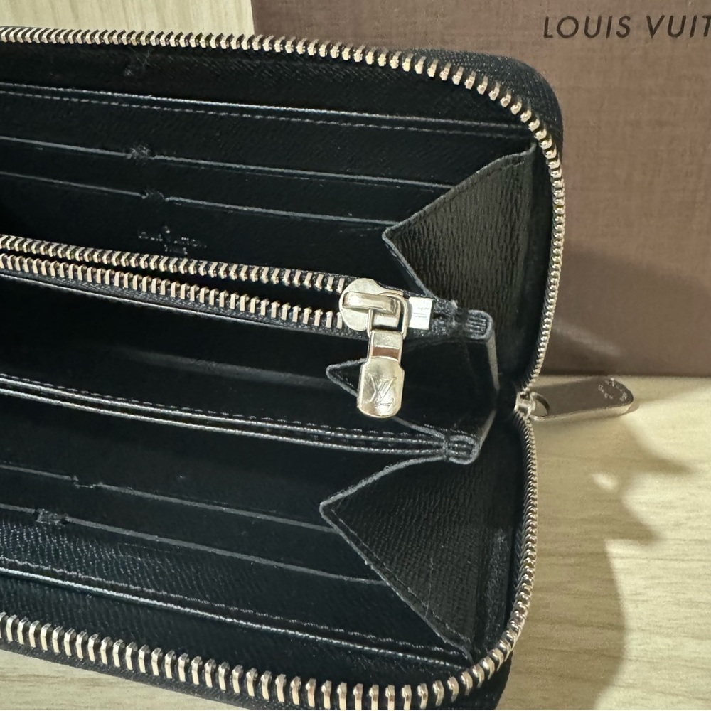 Like New! Beautiful Louis Vuitton Zippy Wallet - Picture 8 of 10